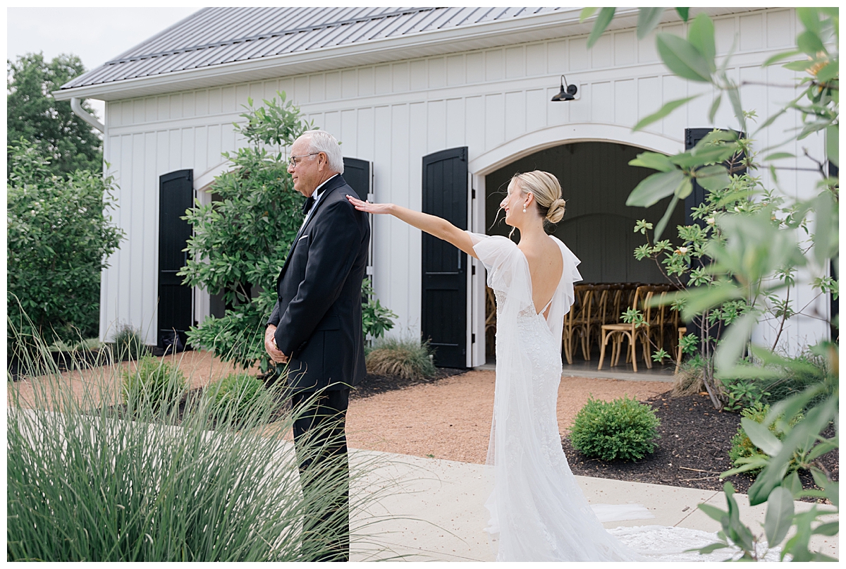 Bride's first look with her dad at Magnolia Hill Farm