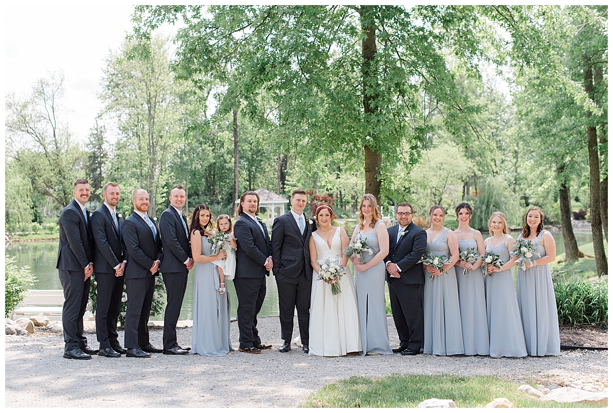Wedding party poses for picture at Columbus, Ohio wedding