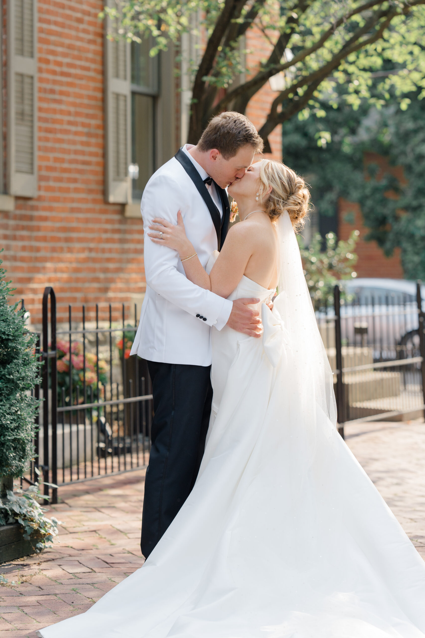 sunset wedding pictures of bride and groom kissing in downtown columbus